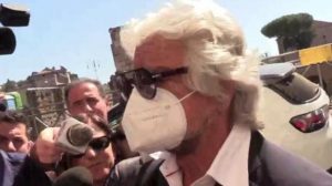 Grillo: “Doppio mandato? Non so, è una regola”. E non risponde sul Governo