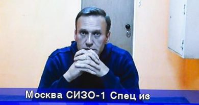 Navalny, la routine in prigione: «Sveglia alle 6, lavoro. E poi ore su una panca a guardare Putin»
