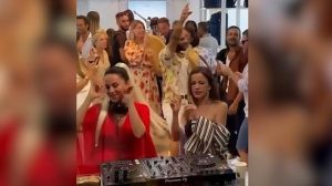 La reunion a sorpresa di Paola e Chiara: tutti ballano i loro successi