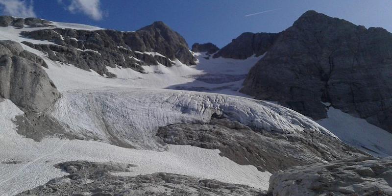 Almeno 5 persone sono morte a causa del crollo di una porzione di ghiacciaio nella Marmolada, il più alto gruppo montuoso delle Dolomiti