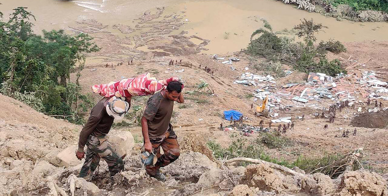Almeno 42 persone sono morte a causa di una frana nello stato indiano del Manipur