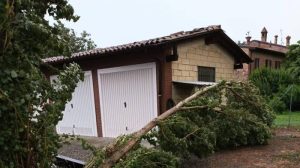 Maltempo improvviso: tromba d’aria nel Piacentino, un morto
