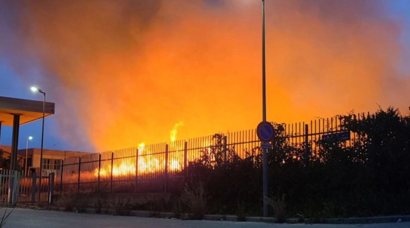 Agrigento, incendio intorno all’ospedale Giovanni Paolo II di Sciacca: fiamme domate