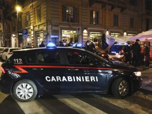 Violentata dietro a una siepe dal branco di stranieri: orrore a Milano