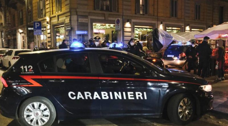 Violentata dietro a una siepe dal branco di stranieri: orrore a Milano