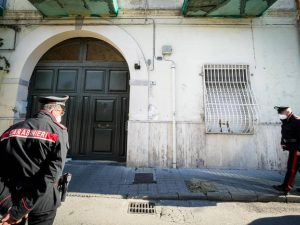 La colpisce in testa con un bastone per violentarla: arrestato nigeriano
