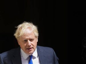 Boris Johnson si dimette da leader Tory: «Ma resto fino a quando non sarà eletto il mio successore»