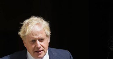 Boris Johnson si dimette da leader Tory: «Ma resto fino a quando non sarà eletto il mio successore»