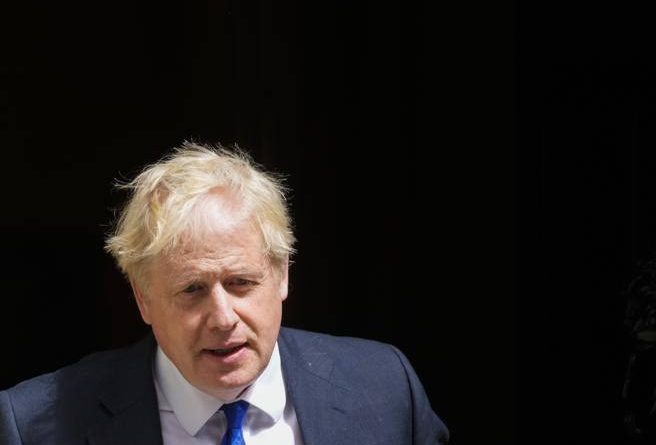 Boris Johnson si dimette da leader Tory: «Ma resto fino a quando non sarà eletto il mio successore»