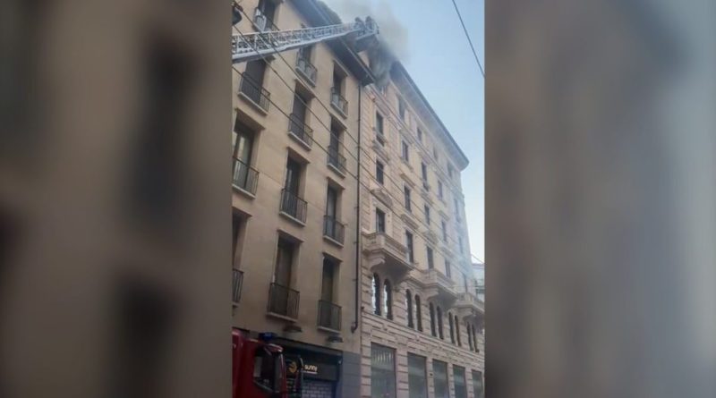 Milano, incendio in centro. Tre persone intrappolate sul tetto salvate dai vigili del fuoco