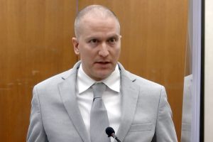 L’ex agente di polizia Derek Chauvin è stato condannato a 21 anni di carcere per aver violato i diritti civili di George Floyd