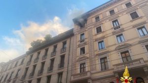 A fuoco un appartamento in centro. In tre si salvano fuggendo sul tetto