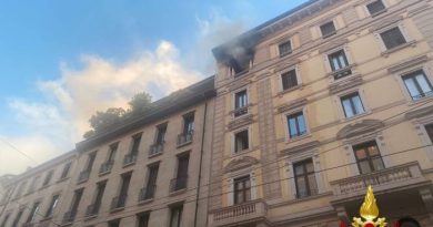 A fuoco un appartamento in centro. In tre si salvano fuggendo sul tetto