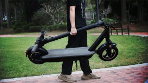 Super prezzo su TomTop per il monopattino da 50km di autonomia, e c’è anche una bici elettrica pieghevole
