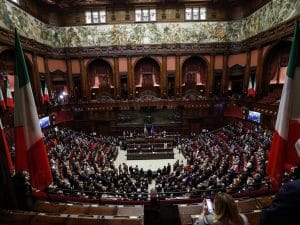 Passa la fiducia al dl Aiuti. Farsa 5s: “Oggi votiamo sì, al Senato vedremo”