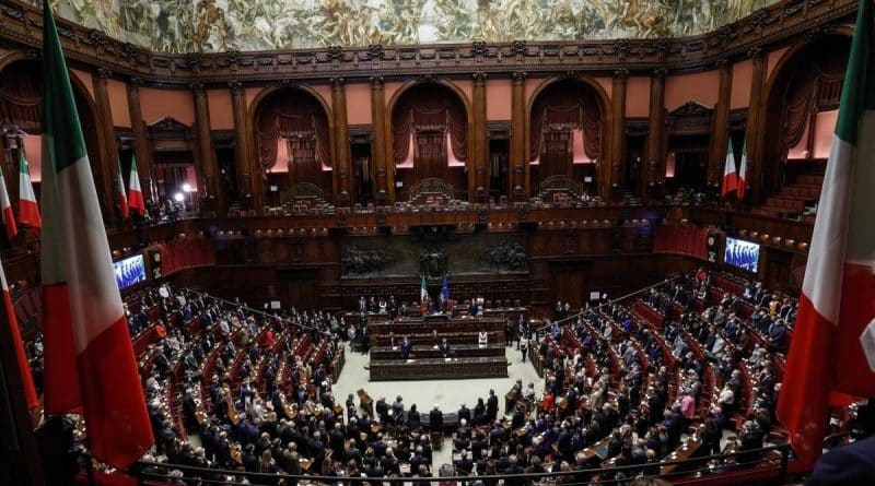 Passa la fiducia al dl Aiuti. Farsa 5s: “Oggi votiamo sì, al Senato vedremo”