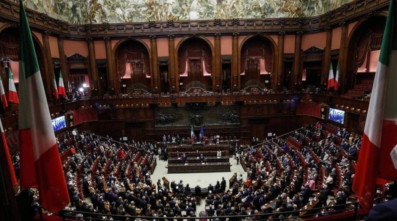 Passa la fiducia al dl Aiuti. Farsa 5s: “Oggi votiamo sì, al Senato vedremo”