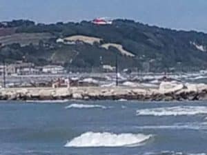 Tragedia a Fano: padre annega, ritrovato  il corpo del figlio di 8 anni   disperso in mare