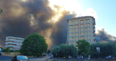 Incendio a Roma, grande nube di fumo: fiamme in vari autodemolitori