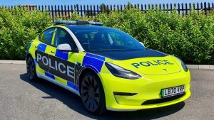 Auto elettriche per la polizia? Più croce che delizia in UK: sirene e luci blu si ‘mangiano’ la batteria