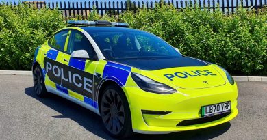 Auto elettriche per la polizia? Più croce che delizia in UK: sirene e luci blu si ‘mangiano’ la batteria