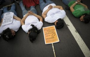 Aborto, donna salvadoregna condannata a 50 anni: il massimo della pena. È allarme