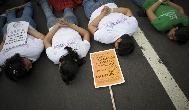 Aborto, donna salvadoregna condannata a 50 anni: il massimo della pena. È allarme