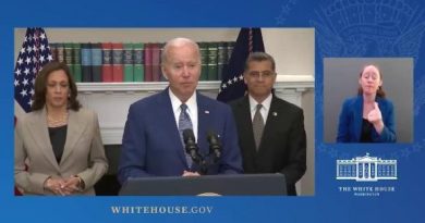 La gaffe di Biden mentre legge dal gobbo: “Fine della citazione. Ripeti la frase”