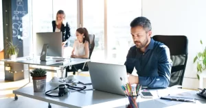 Lavoro, come trattenere i giovani? Il clima in ufficio conta più dello stipendio