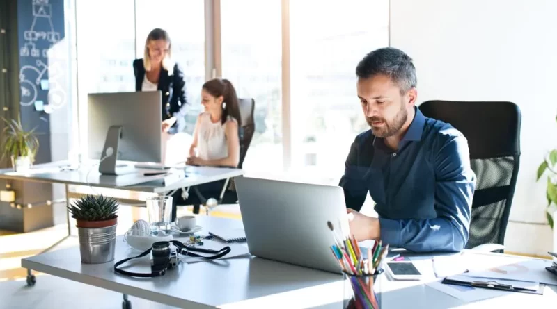 Lavoro, come trattenere i giovani? Il clima in ufficio conta più dello stipendio