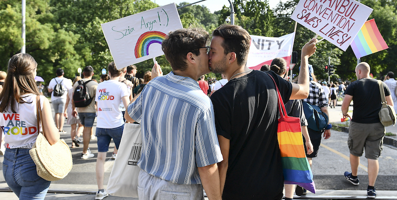 La Commissione Europea ha denunciato l’Ungheria alla Corte di giustizia dell’Unione Europea per una contestata legge sull’omosessualità approvata nel 2021