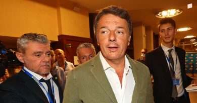 “Draghi bis senza M5s o elezioni”. Ma ora Renzi ci ripensa: “Ripartire con loro? Decide il premier, il voto è un danno per il Paese”