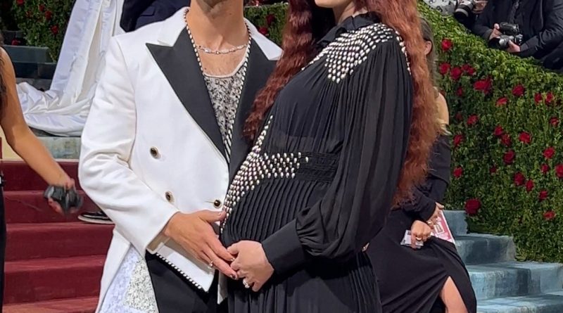 Images of the Week: Sophie Turner and Joe Jonas Welcome Their Second Child