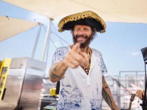 Jova Beach Party, Jovanotti celebra sul palco le sue prime nozze gay