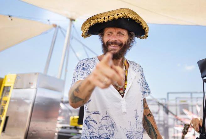 Jova Beach Party, Jovanotti celebra sul palco le sue prime nozze gay