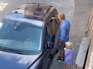 Il gesto di Raikkonen intenerisce: disseta un cane lasciato in auto