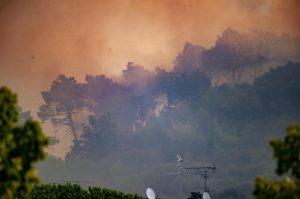 C’è un grande incendio intorno a Massarosa, in provincia di Lucca