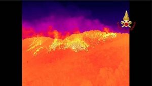 Incendi in Italia oggi: nuova giornata di lavoro per spegnere i roghi nel Carso. La Toscana continua a bruciare