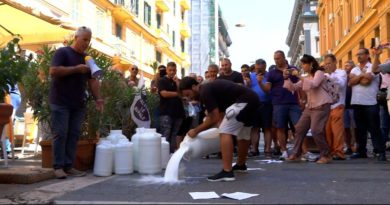 Napoli, la protesta degli allevatori di bufale davanti alla Regione: decine di litri di latte versati in strada