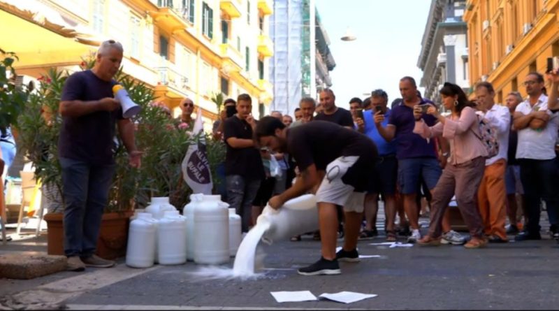 Napoli, la protesta degli allevatori di bufale davanti alla Regione: decine di litri di latte versati in strada