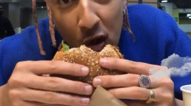 Il rapper Ghali compra una barca per la ong: così vuol portarci i migranti