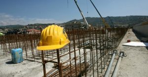 Incidenti sul lavoro, sviene e batte la testa: morto operaio in Trentino. L’ipotesi del caldo