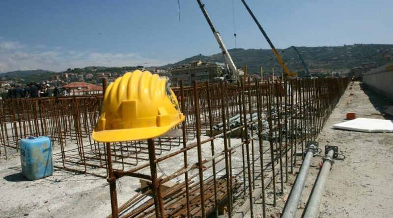 Incidenti sul lavoro, sviene e batte la testa: morto operaio in Trentino. L’ipotesi del caldo