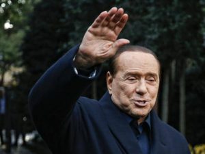 Berlusconi si candida al Senato e promette: “Pensioni a mille euro e un milione di alberi all’anno”