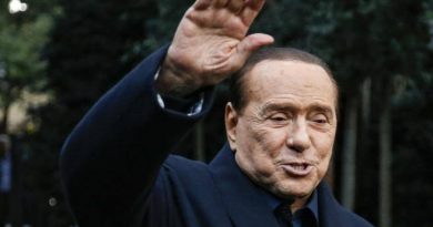 Berlusconi si candida al Senato e promette: “Pensioni a mille euro e un milione di alberi all’anno”