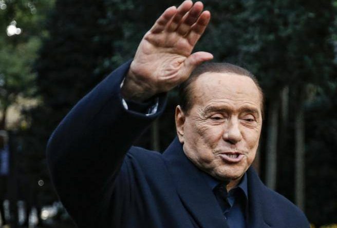 Berlusconi si candida al Senato e promette: “Pensioni a mille euro e un milione di alberi all’anno”