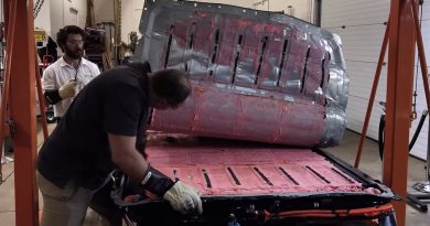 La batteria 4680 di Tesla scardinata come una scatoletta: dentro un ammasso rosa irreparabile
