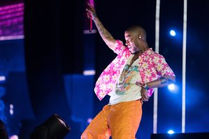Kid Cudi scappa dal palco del Rolling Loud Miami dopo essere stato colpito dalla spazzatura