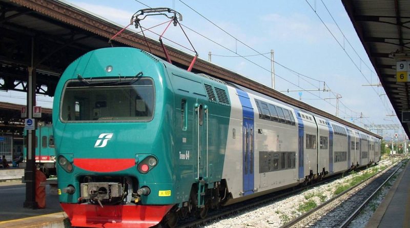 “Togliti il burqa o non sali”. E butta l’islamica giù dal treno