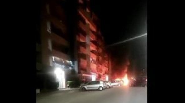 Esplosioni nella notte a Ponticelli, il video delle fiamme